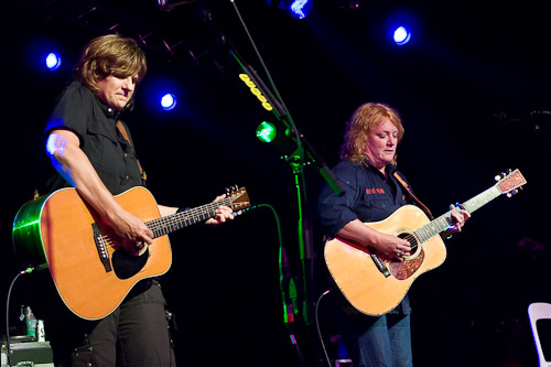 L to R: Amy Ray, Emily Saliers - Photo © Manuel Nauta