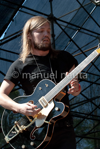 Russell Marsden with Band Of Skulls at Buzz Fest © Manuel Nauta