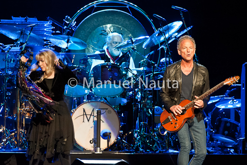 Stevie Nicks (L), Mick Fleetwood (C) and Lindsey Buckingham (R)