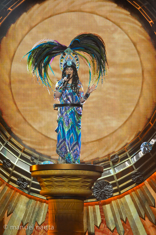 Cher starting the show with descending on a high raised pedestal © Manuel Nauta 