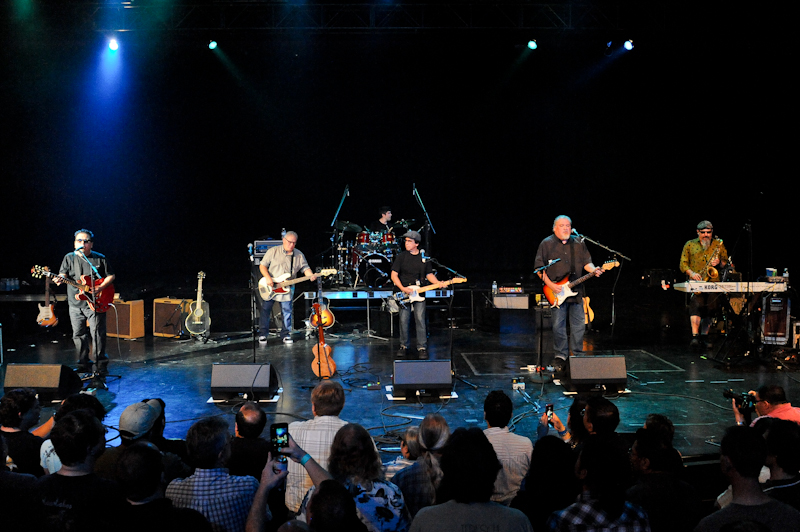 (L-R) Cesar Rosas, Conrad Lozano, Cougar Estrada, Louie Pérez, David Hidalgo and Steve Berlin with Los Lobos © Manuel Nauta