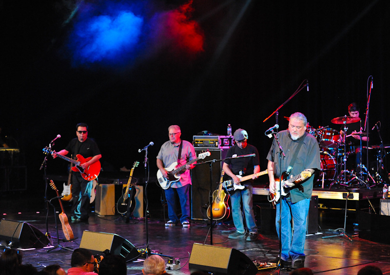 (L-R) Cesar Rosas, Conrad Lozano, Louie Pérez, David Hidalgo and Cougar Estrada with Los Lobos © Manuel Nauta