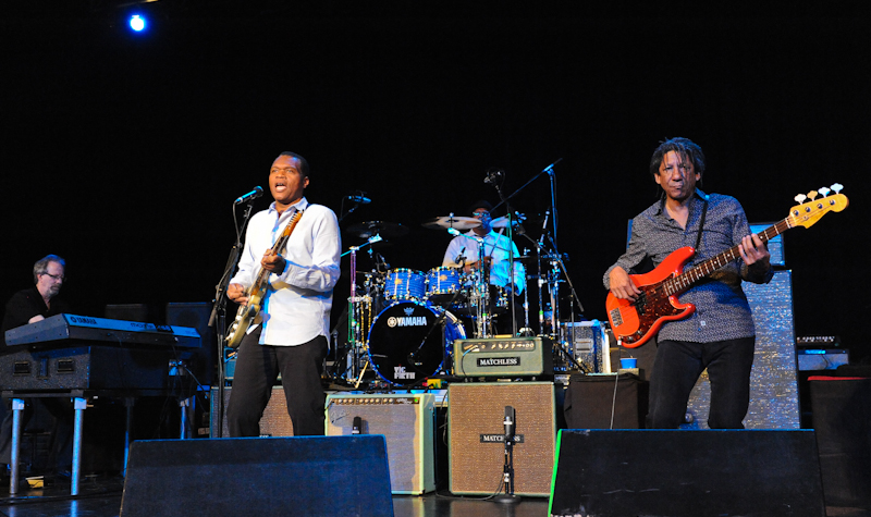 Robert Cray (L) April 13, 2014 in San Antonio, Texas. © Manuel Nauta