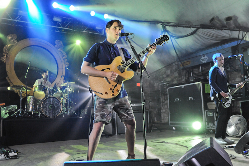 (L-R) Chris Tomson, Ezra Koenig and Chris Baio with Vampire Weekend at Stubb's / Photo © Manuel Nauta