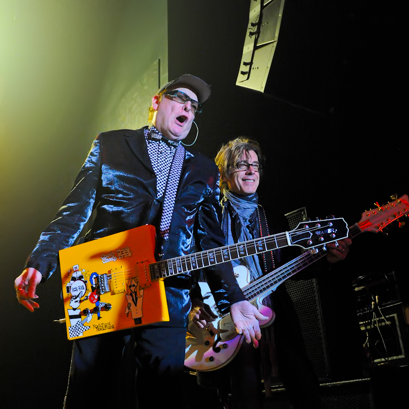 Rick Nielsen (L) and Tom Petersson perform with Cheap Trick in Austin / Photo © Manuel Nauta