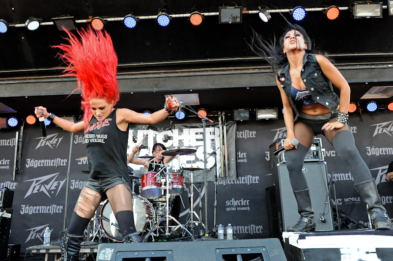 Heidi Shepherd (L) and Carla Harvey with Butcher Babies / Photo © Manuel Nauta