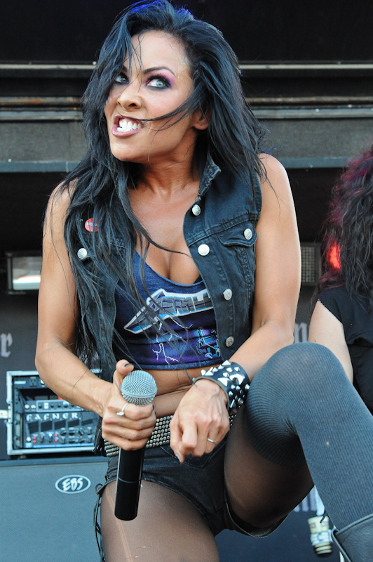 Carla Harvey with Butcher Babies  / Photo © Manuel Nauta