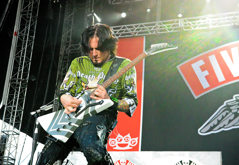 Jason Hook with Five Finger Death Punch  / Photo © Manuel Nauta