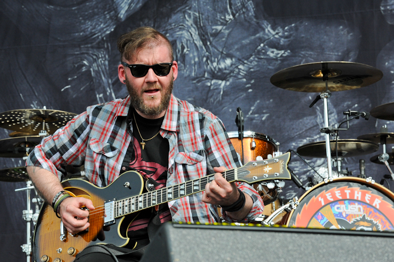 Dale Stewart with Seether / Photo © Manuel Nauta