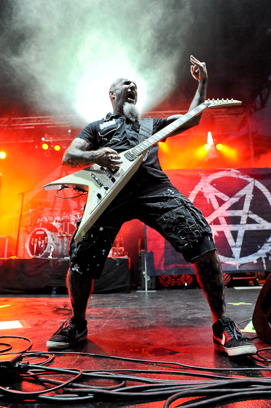 Scott Ian of Anthrax performs onstage during River City Rockfest at the AT&T Center on May 24, 2015 in San Antonio, Texas. Photo © Manuel Nauta