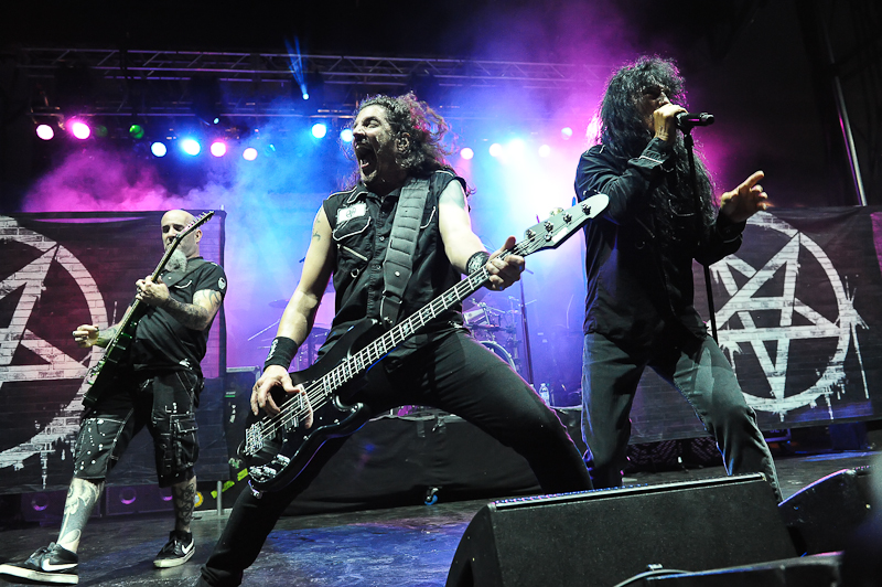 Scott Ian, Frank Bello and Joey Belladonna of Anthrax perform onstage during River City Rockfest at the AT&T Center on May 24, 2015 in San Antonio, Texas. Photo © Manuel Nauta