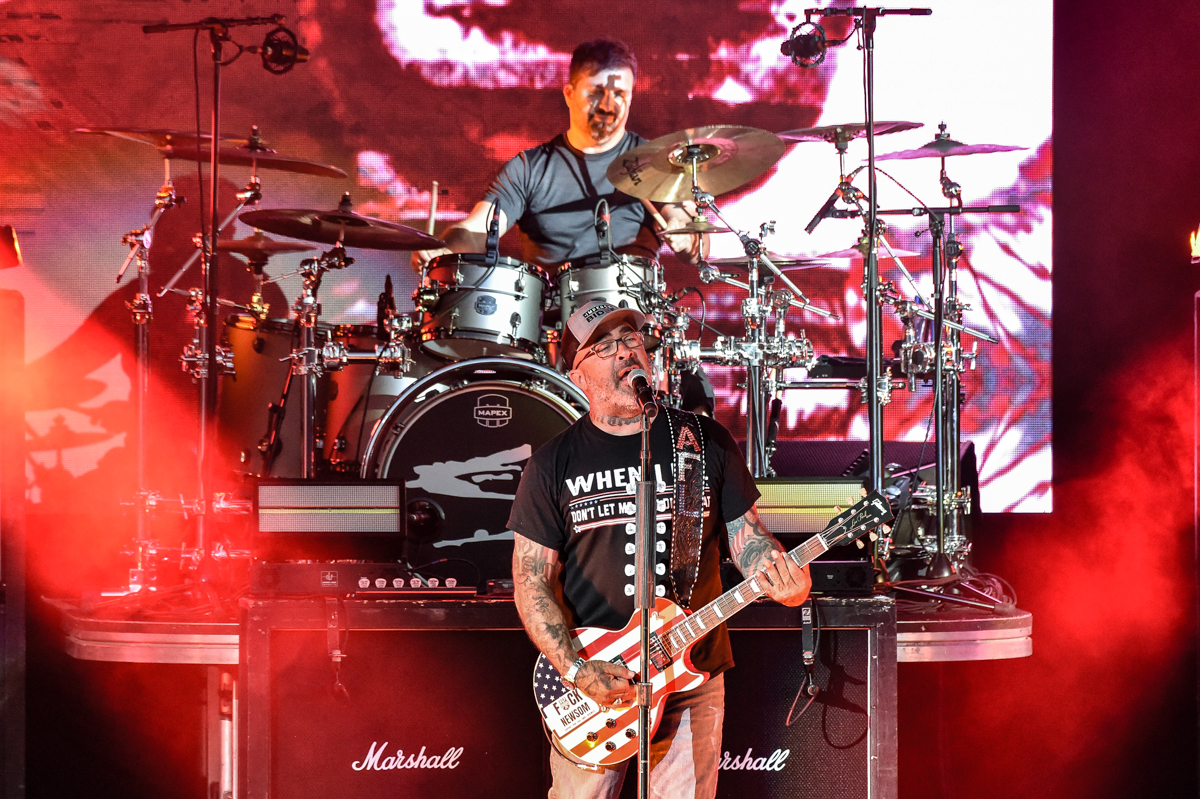 Aaron Lewis (front) and Sal Giancarelli (back) perform in concert with Staind at the Germania Insurance Amphitheater in Austin, Texas on September 18, 2021. Photo © Manuel Nauta